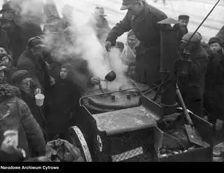 Akcja rozdawania gorącej herbaty z związku z panującymi mrozami zorganizowana z inicjatywy Zarządu Miejskiego w Warszawie, 1935