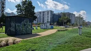 Warszawa. Skrzynki elektryczne w parku nad POW