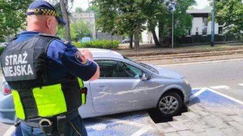 Pod autem zapadła się jezdnia