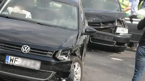 Volkswagen zderzył się z audi. Kobieta ranna
