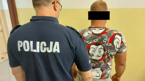 "Nie utrzymywał prawidłowego toru jazdy", policjanci ruszyli za nim. Był pijany, wiózł dzieci 