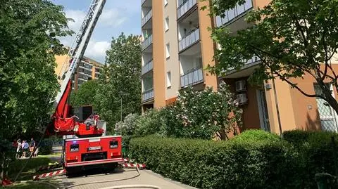 Pożar na balkonie. Zadymienie i popękane szyby 