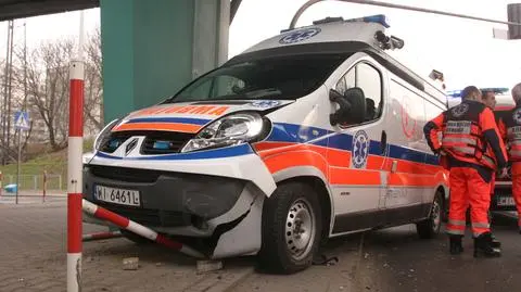 Zderzenie karetki z audi. Jedna osoba ranna