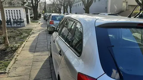Parkowanie na chodnikach będzie zakazane? RPO pyta ministerstwo, drogowcy mówią o korzyściach 