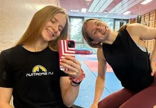 "Miałyśmy nie chodzić, a biegamy z siostrą po ścianach". One są wcześniakami 