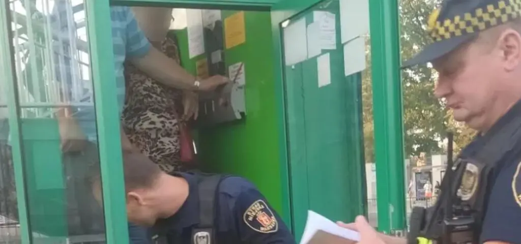 Cztery osoby utknęły w windzie. Oddychały z coraz większym trudem