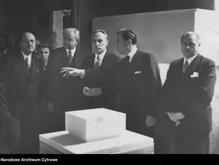 Pierwsi po prawej to prezydent Warszawy Stefan Starzyński i profesor Bogdan Pniewski podczas zwiedzania wystawy w 1938 r.