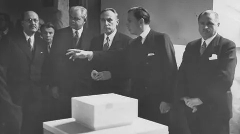 Pierwsi po prawej to prezydent Warszawy Stefan Starzyński i profesor Bogdan Pniewski podczas zwiedzania wystawy w 1938 r.