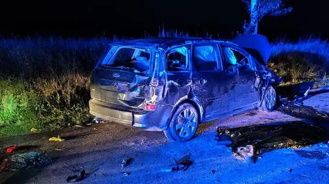 Auto uderzyło w skarpę i dachowało. Nie żyje pasażerka, kierowca był pijany