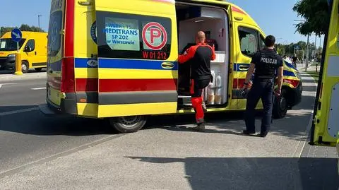 Śmieciarka uderzyła w latarnię, ta spadła na pracownika