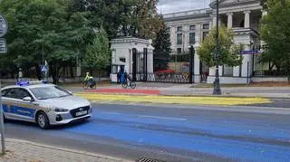Flaga Ukrainy na jezdni przed Ambasadą Rosji