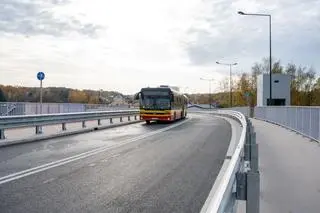 Ulica nad torami jeżdżą już także autobusy
