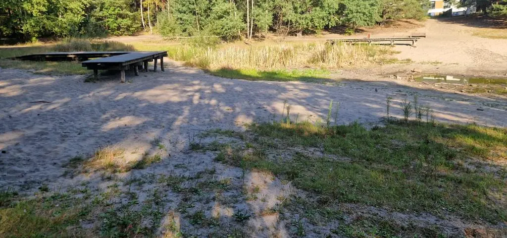 Wczoraj pływały tu ryby, dziś pomosty stoją w piachu