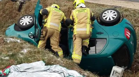 Po zderzeniu jedno z aut dachowało 