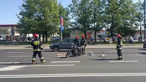 Zderzenie peugeota i triumpha. Ranny motocyklista