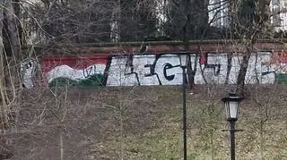 Graffiti na zabytkowym murze