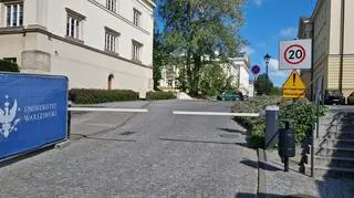 Wejście na kampus UW od strony Oboźnej 