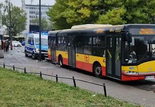 Kobieta potrącona przez autobus na przejściu dla pieszych 