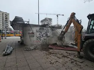 Tramwajarze zajęli się wyburzeniem budki