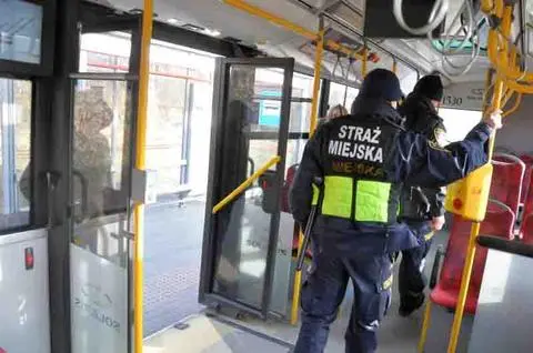 Pijany nastolatek zasnął w autobusie (zdjęcie ilustracyjne)