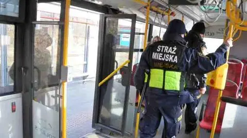 Nastolatek zasnął w autobusie. "Wypił butelkę wódki"