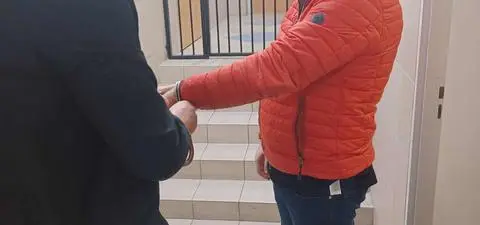 Rozbił auto na barierach. Był pod wpływem narkotyków, miał je też przy sobie