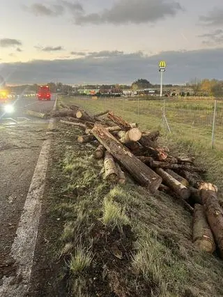 Ciężarówka wywróciła się na S7 pod Grójcem 