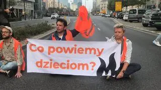 Aktywiści z Ostatniego Pokolenia zablokowali Świętokrzyską 