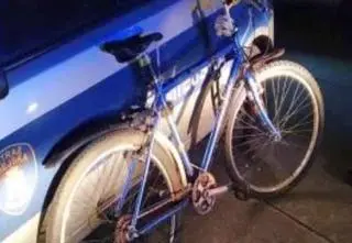 Przed sklepem rzucał rowerem. Strażnikom powiedział dlaczego