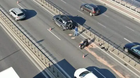 Zderzenie trzech pojazdów na moście Grota-Roweckiego. Motocyklista zabrany do szpitala