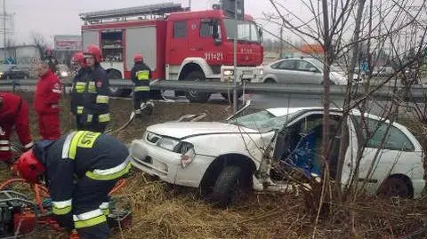 Dachował i uderzył w drzewo