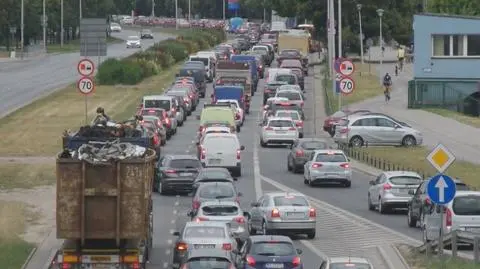 Samochód z rodzącą kobietą utknął w korku na Wisłostradzie