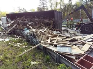 Ciężarówka z drewnem wywróciła się przy węźle Zielonka