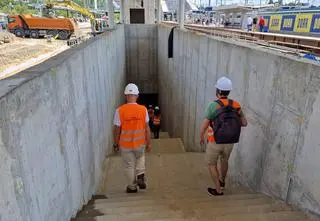 Pasażerowie tłoczyli się na peronach. Kolejarze budują drugie przejście