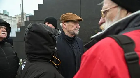 Poseł PiS Antoni Macierewicz na pl. Piłsudskiego w Warszawie