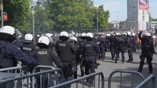 Kibice próbowali sforsować bramę Stadionu Narodowego