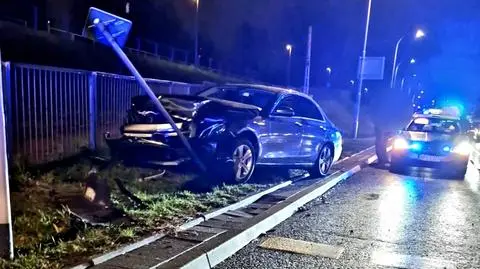 Wjechał w auta, skończył na słupie. "Kierujący uciekł z miejsca zdarzenia"