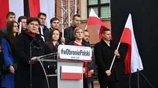 Beata Szydło podczas manifestacji zwolenników Prawa i Sprawiedliwości na Placu Zamkowym w Warszawie