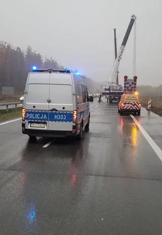 Betonowe belki na drodze