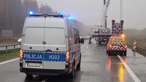 Betonowe belki na drodze