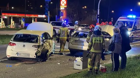 Autobus miejski wjechał w auta stojące przed sygnalizacją świetlną 