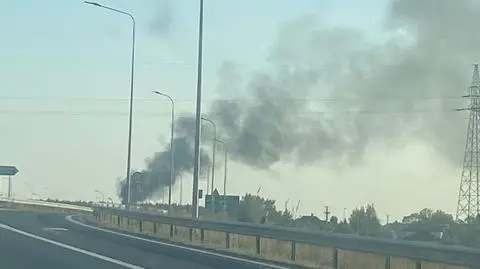 Pożar samochodu na ruchliwej trasie