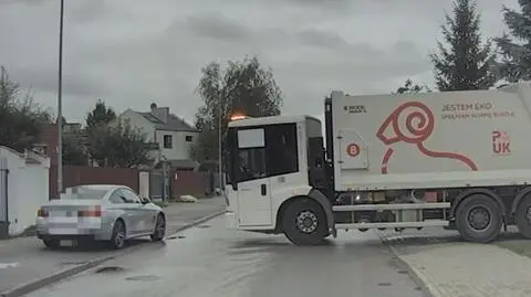 Jechał chodnikiem, bo chciał ominąć śmieciarkę