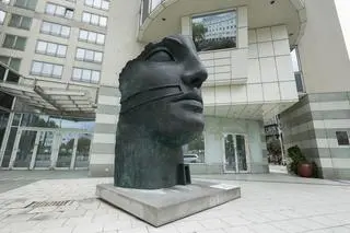 Monumentalna rzeźba "Tindaro" Igora Mitoraja na placu Trzech Krzyży w Warszawie