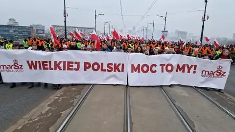 Uczestnicy Marszu Narodowców na moście Poniatowskiego 