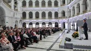 Uroczysta sesja Rady Warszawy w auli Politechniki Warszawskiej
