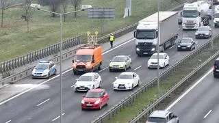 Zderzenie ciężarówki i dwóch aut osobowych na S8