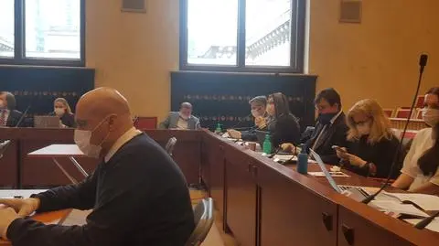 Sesja Rady Warszawy w maseczkach i rękawiczkach. "Staramy się działać racjonalnie, ale działać"