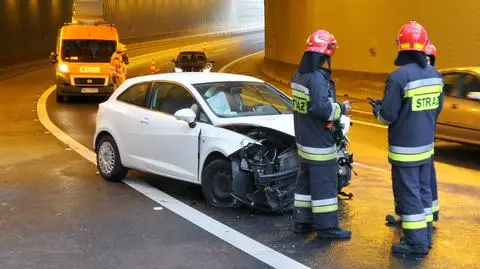 Wypadek w tunelu. Seatem uderzyła w ścianę