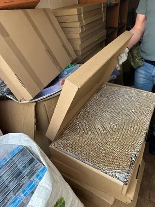 Nielegalny towar ukryty w warsztacie samochodowym